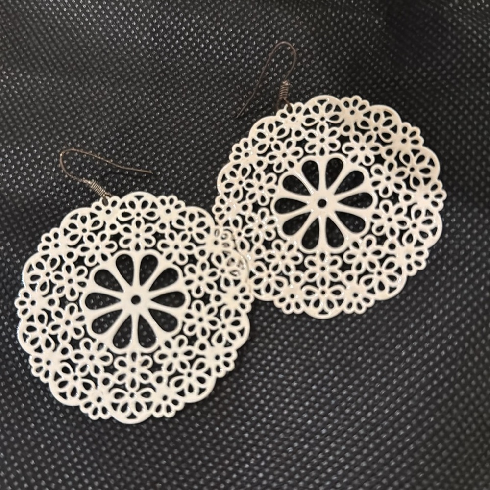 Women White circle shape cutout earrings Y2K 2000’s style boho lightweight